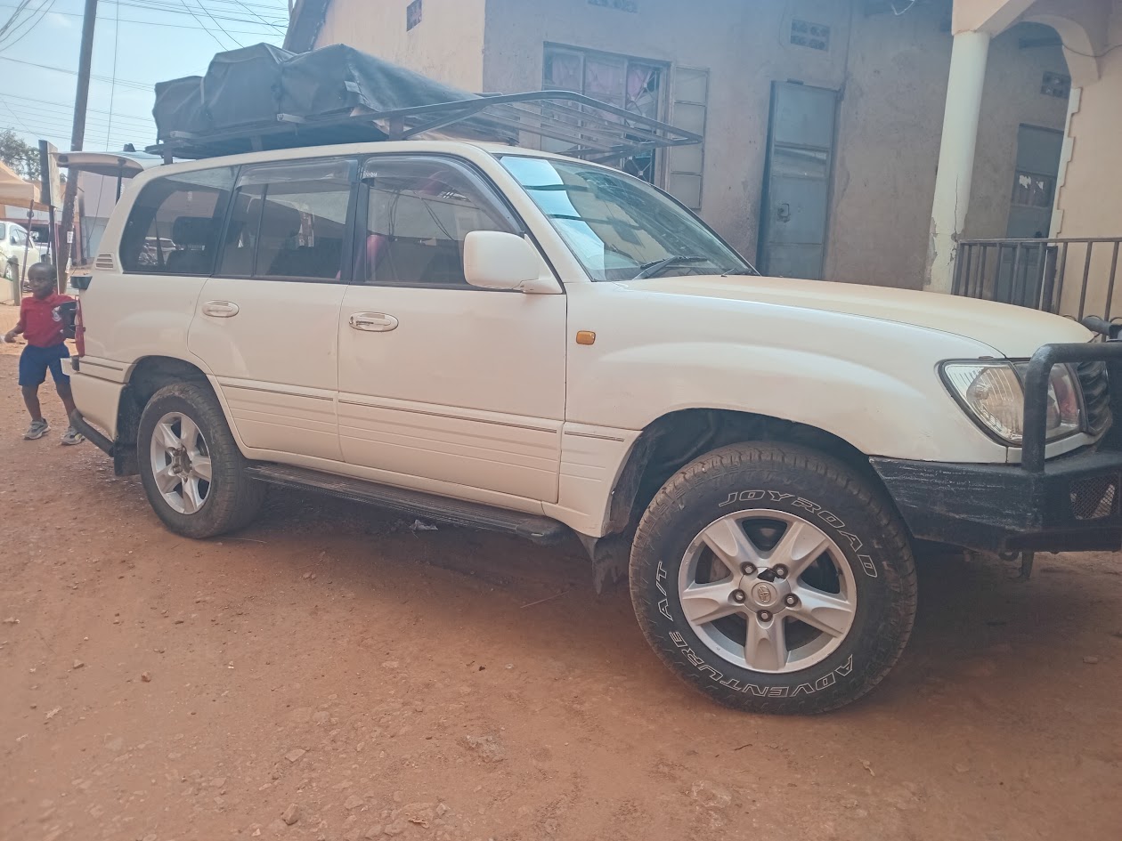 Hire a 4X4 Land Cruiser V8 with a Rooftop Tent