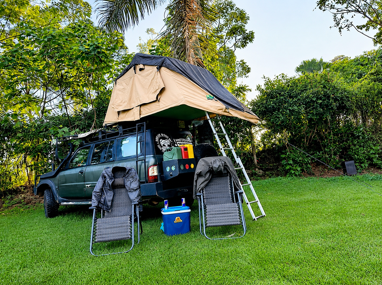 Toyota Land Cruiser V8 with Rooftop Tent